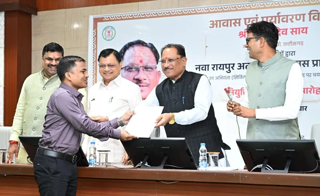 मुख्यमंत्री विष्णु देव साय उप अभियंताओं को नियुक्ति पत्र सौंपते हुए