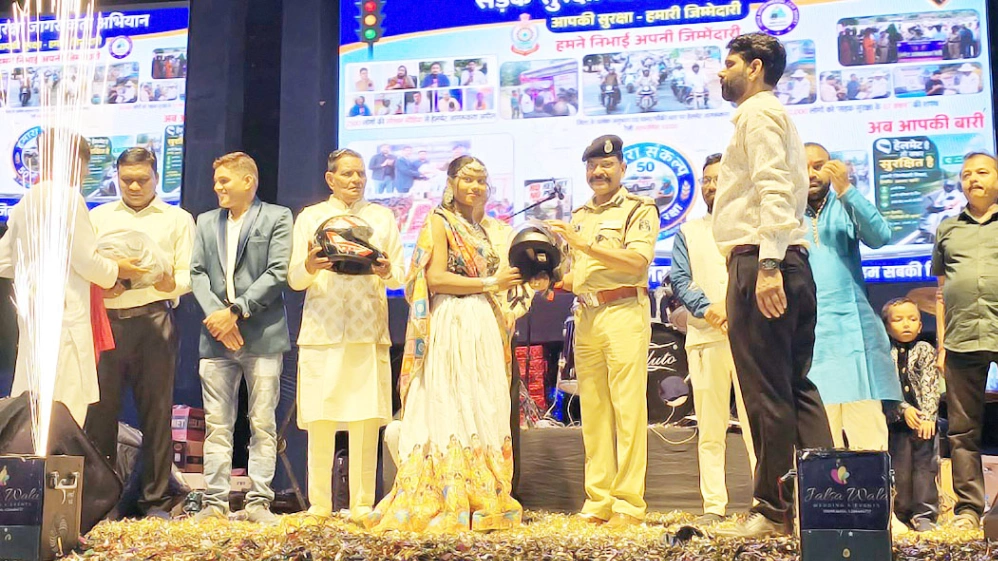 अक्स गरबा महोत्सव में कलाकारों ने हेलमेट पहनकर किया गरबा, प्रमिला यादव को मिली स्कूटी