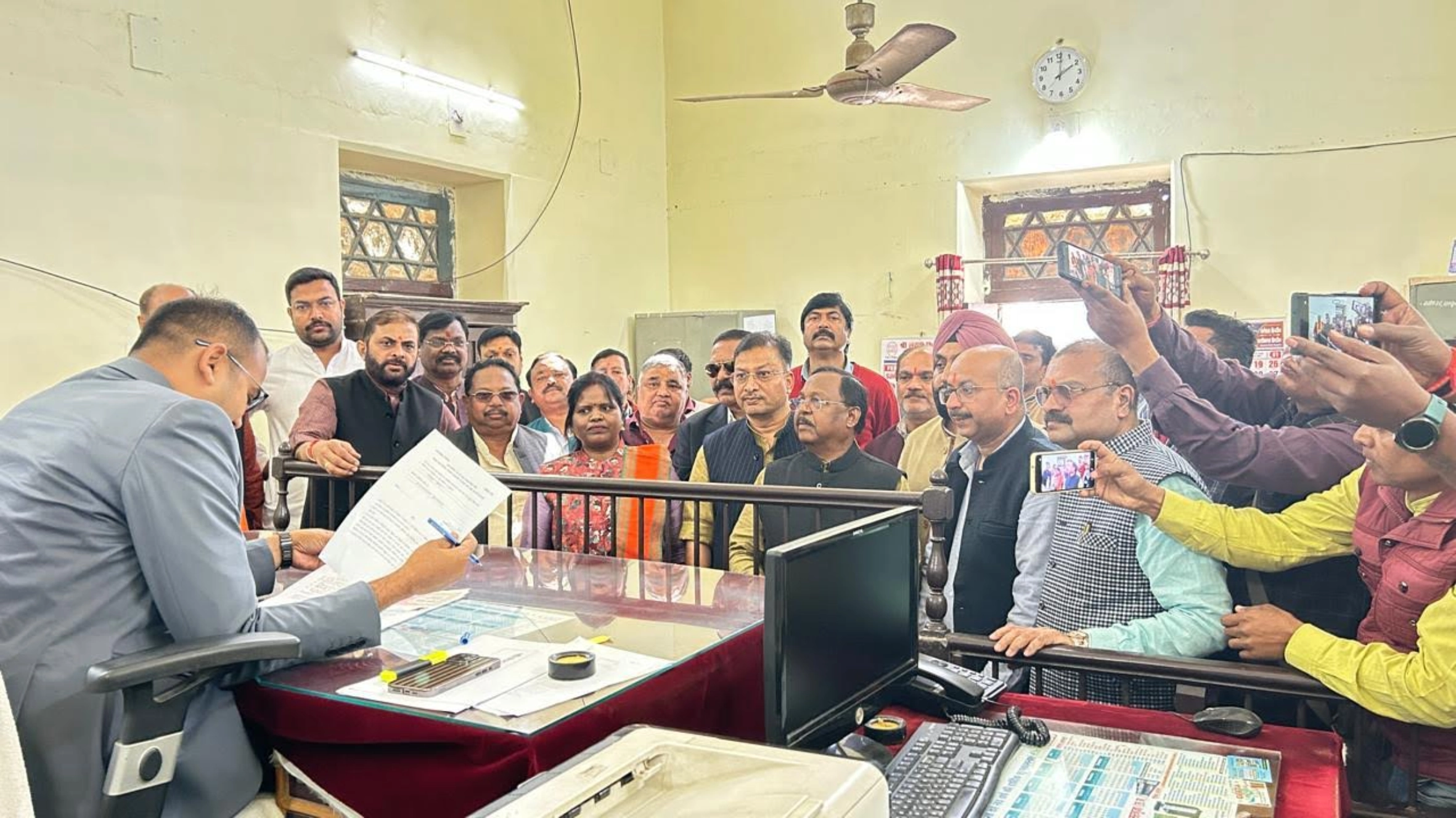 "भाजपा महापौर प्रत्याशी मंजूषा भगत ने नामांकन दाखिल किया, भारी बहुमत से जीत का विश्वास जताया राम विचार नेताम ने"