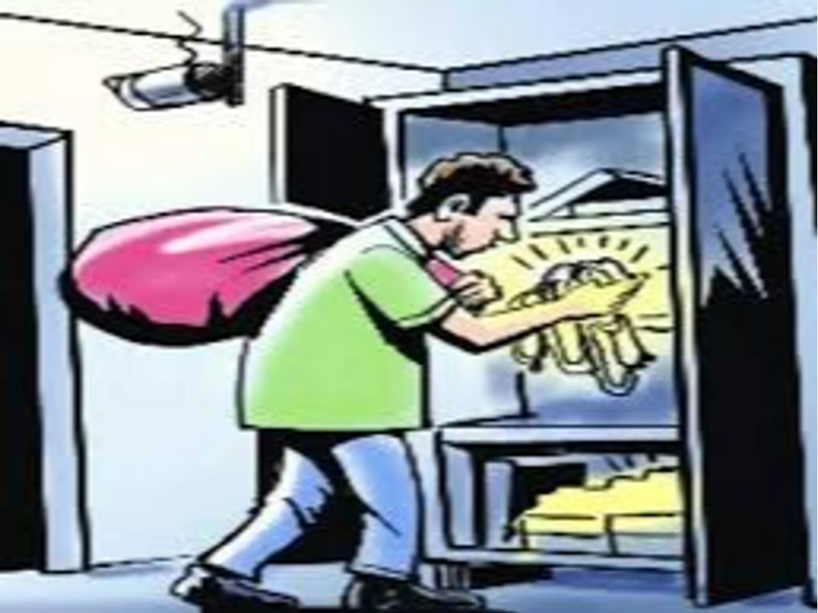 नकाबपोश बदमाशों ने शिक्षिका के घर में की लूट, छप्पर तोड़कर अंदर घुसे, नकदी व जेवरात ले उड़े