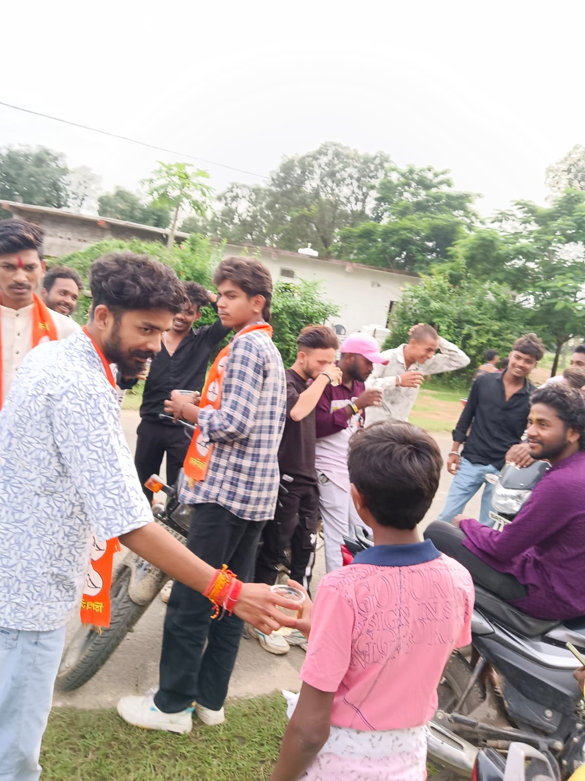 भैयाथान-जमड़ी में निकाली गई भव्य कांवड़ यात्रा: शिव सेना ने किया जलपान का प्रबंध, गौ रक्षा का लिया संकल्प