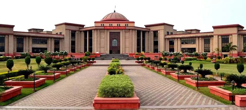 छत्तीसगढ़ हाईकोर्ट की कड़ी फटकार: खराब सड़कों और सड़क हादसों पर सरकार से मांगा जवाब, अधिकारियों पर कार्रवाई की चेतावनी