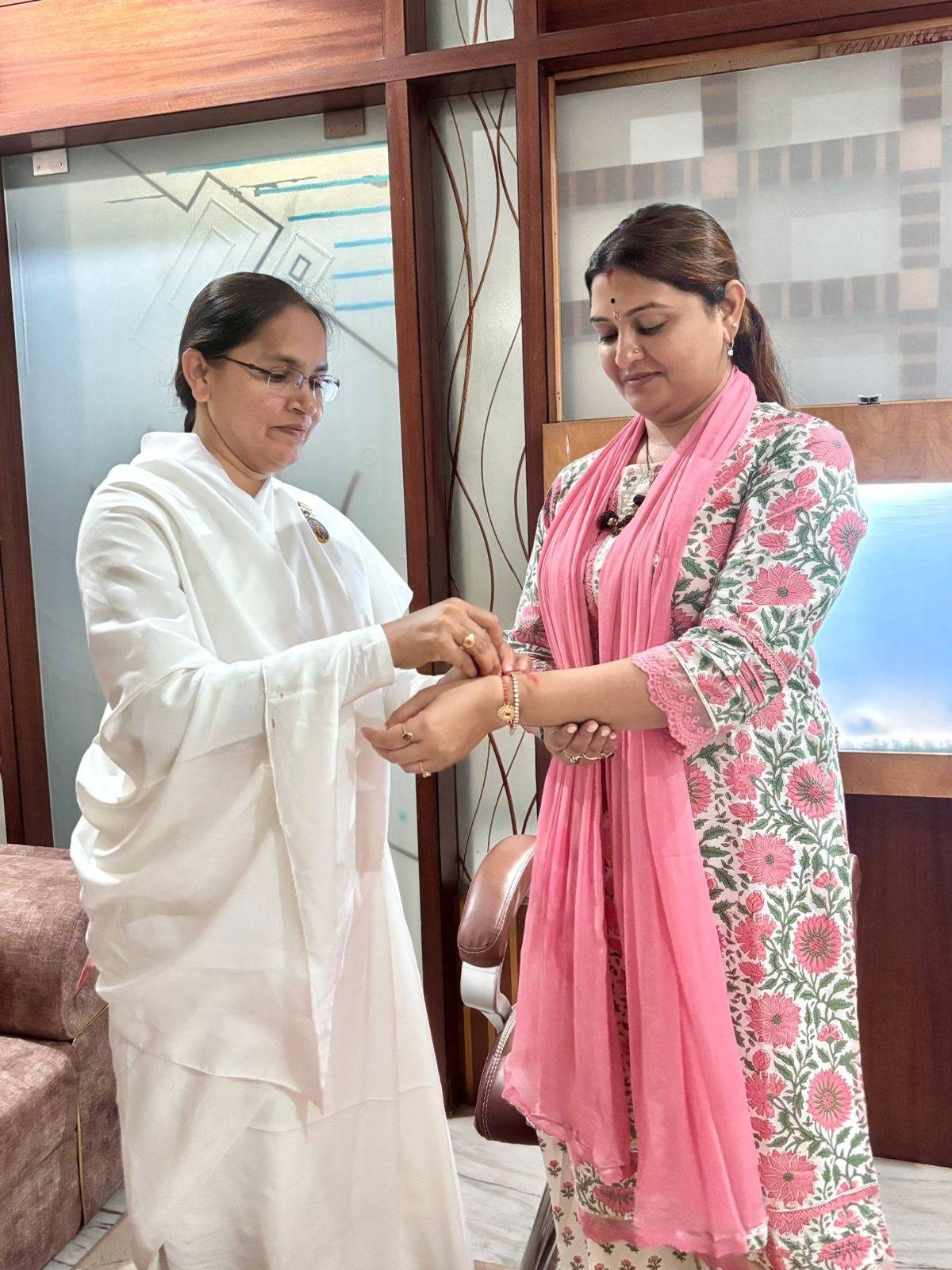 पंडरिया विधायक भावना बोहरा को दीदी निलेश्वरी ने बांधा पवित्र रक्षा सूत्र