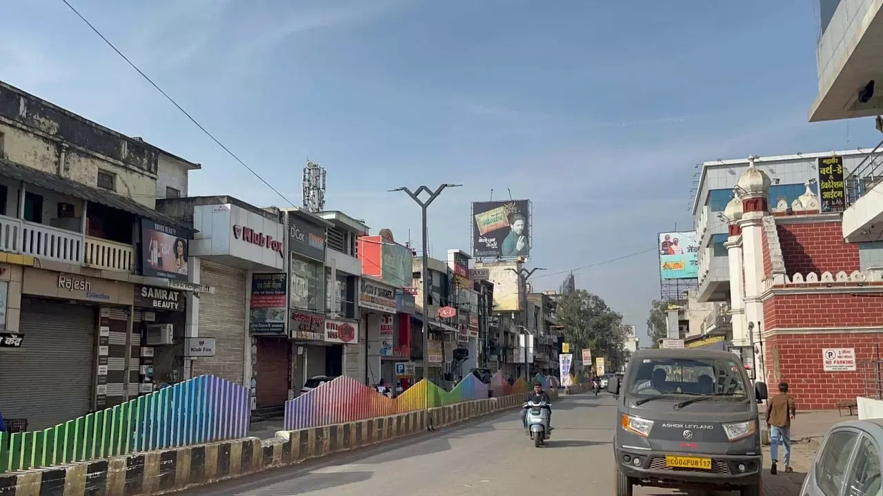 छत्तीसगढ़ बंद: रायपुर के मैग्नेटो मॉल में घुसकर तोड़ी क्रिसमस की सजावट, बस स्टैंड पर भी हंगामा; चेंबर के समर्थन से बाजार रहे बंद