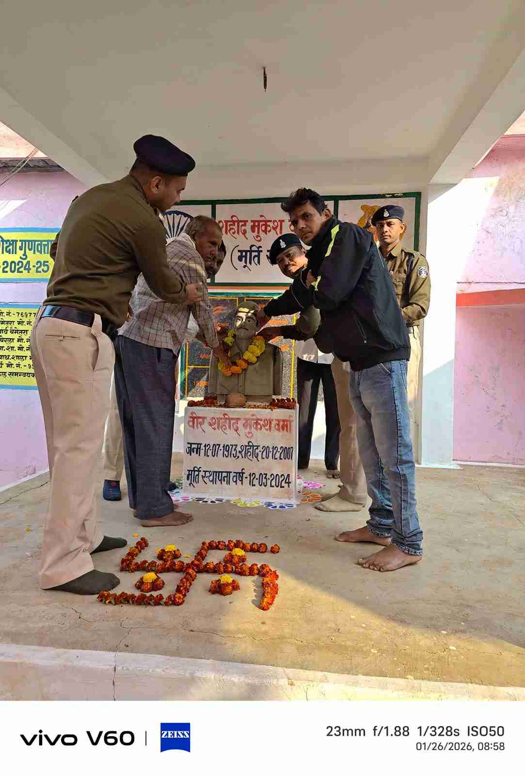 तिरंगे की आन पर कुर्बान हुए लाल को खाकी का महासलाम: जब शहीद के पिता की आंखों में दिखा गर्व, तो भावुक हो उठा पूरा गांव