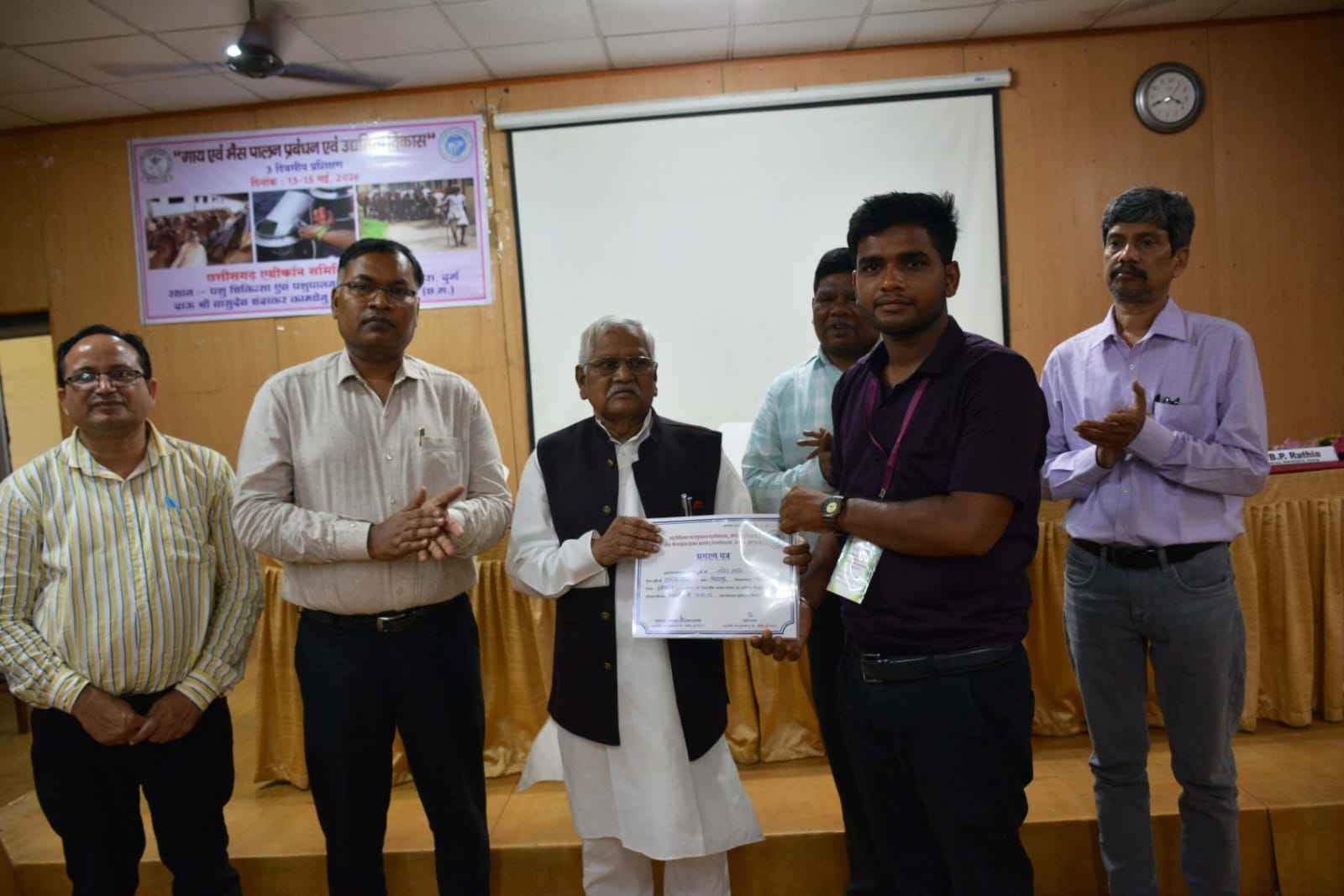 कामधेनु विश्वविद्यालय में डेयरी उद्यमिता प्रशिक्षण संपन्न: 46 किसानों को मिले प्रमाण-पत्र