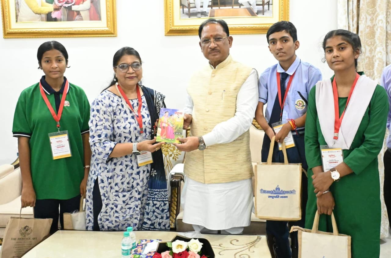 राष्ट्रपति से मिलकर लौटे छात्रों से मिले मुख्यमंत्री